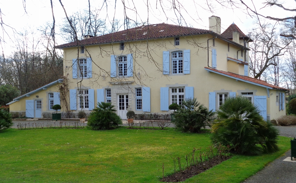 A Magnificant Maison de Maitre with 2 Gites, Guardians flat, Swimming Pool and Stabling